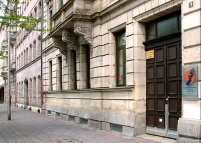 Eingangsbereich der Physiotherapiepraxis mit heller, großzügiger Raumgestaltung