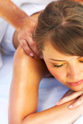 Entspannte junge Frau bei klassischer Rückenmassage mit Aromaölen in der Praxis für Physiotherapie Maria Fürstenau