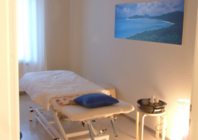 Massageraum mit Therapieliege in der Physiotherapiepraxis